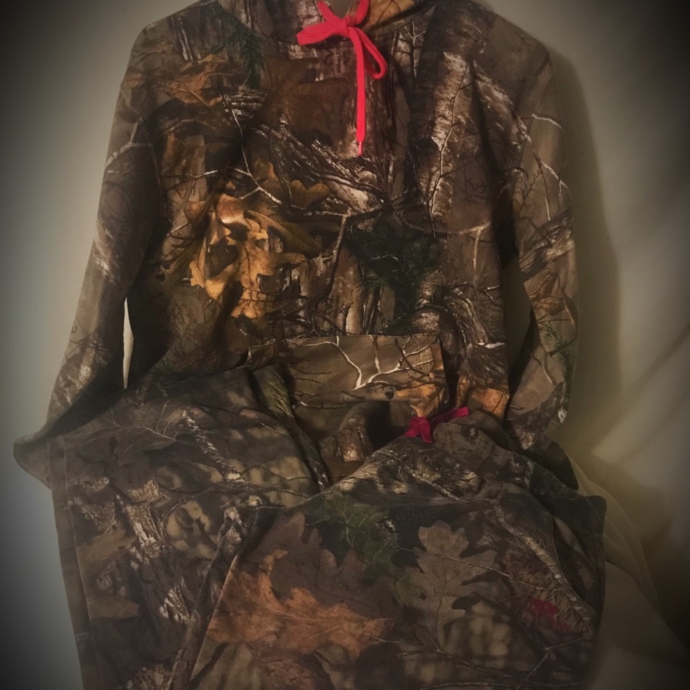 Woman’s Hunting Camo Sweatsuit